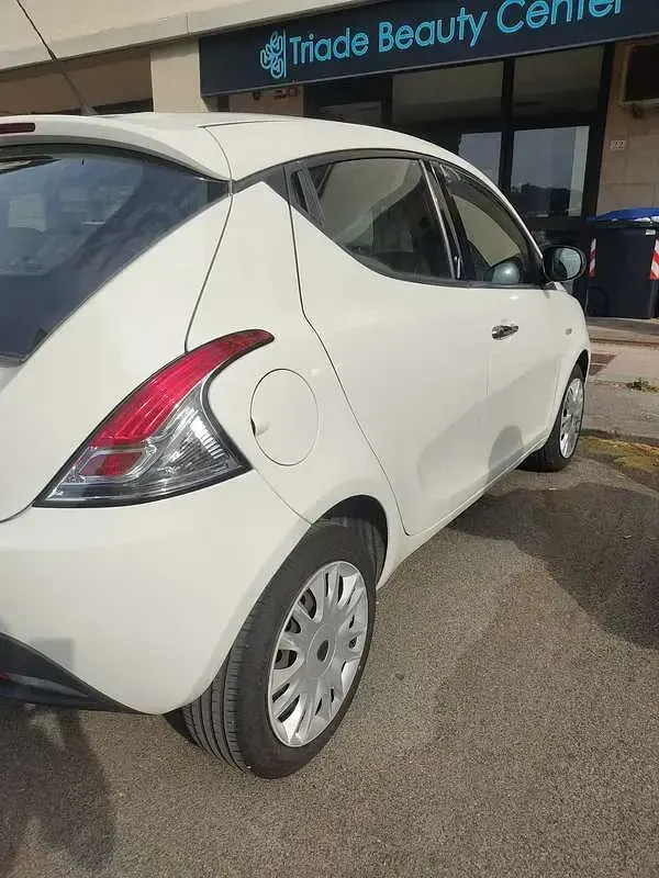 Usata Lancia Ypsilon Silver 69 CV (50 kW) 2014 Bianco Utilitaria