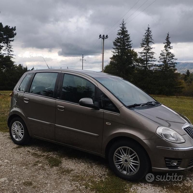 Usata Lancia Musa 90 CV (66 kW) 2010 Marrone Monovolume