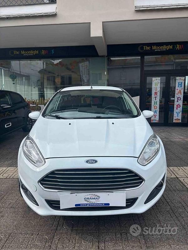 Usata Ford Fiesta 76 CV (55 kW) 2016 Bianco Berlina