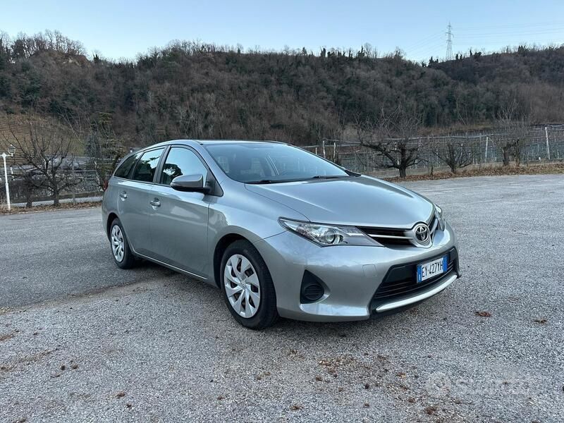 Usata Toyota Auris Touring Sports Active 90 CV (66 kW) 2015 Grigio Station wagon
