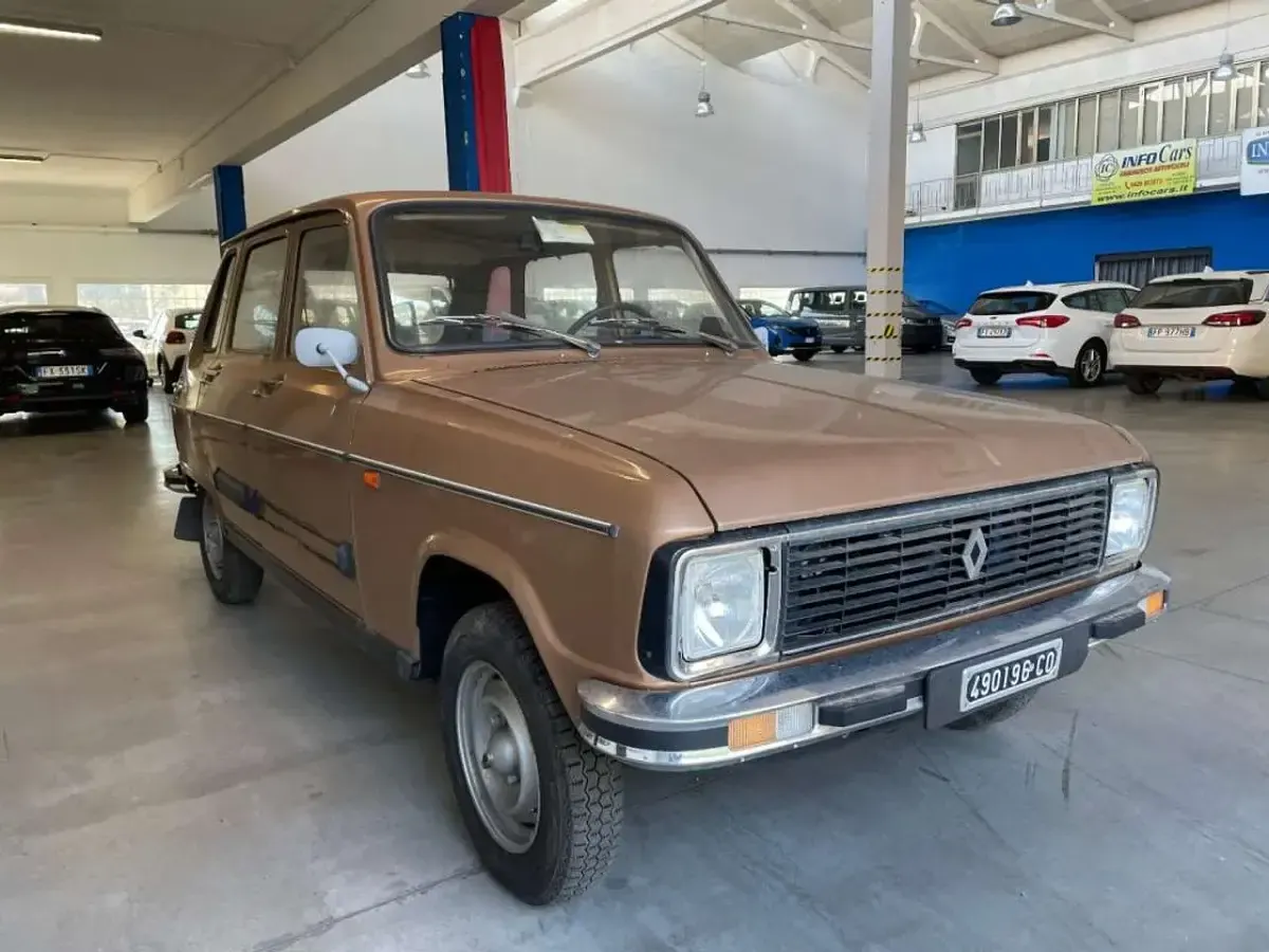 Begagnad Renault R6 34 HK (25 kW) 1977 Halvkombi