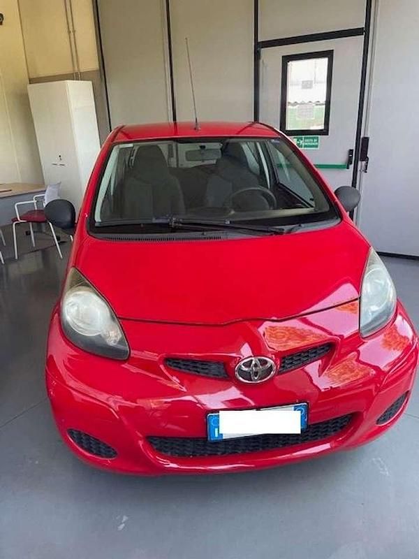 Rosso Usata 2012 Toyota Aygo Due volumi | 4900 € (Buon prezzo) - Immagine 1/4