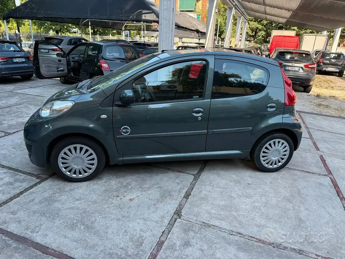 Usata Peugeot 107 68 CV (50 kW) 2010 Grigio Utilitaria