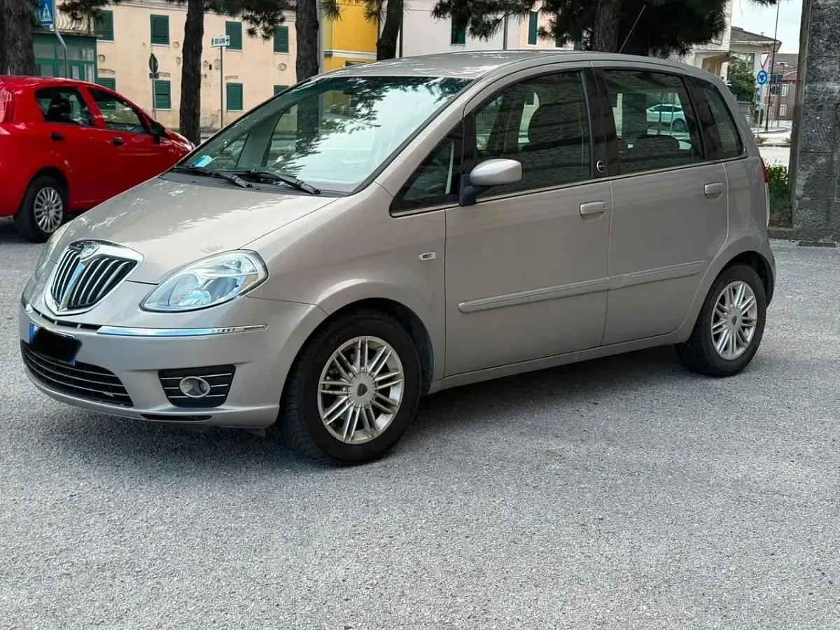 Usata Lancia Musa 77 CV (56 kW) 2009 Argento Monovolume
