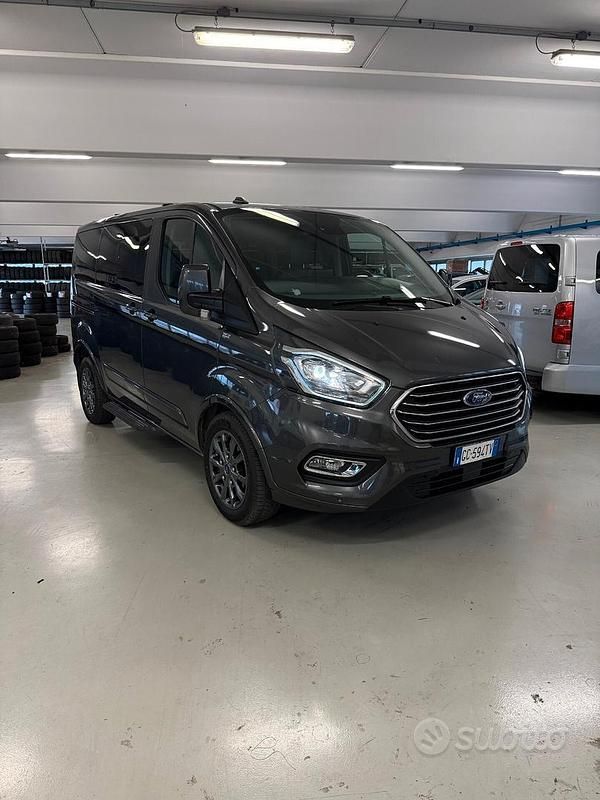 Usata Ford Tourneo Titanium 130 CV (95 kW) 2021 Grigio Monovolume