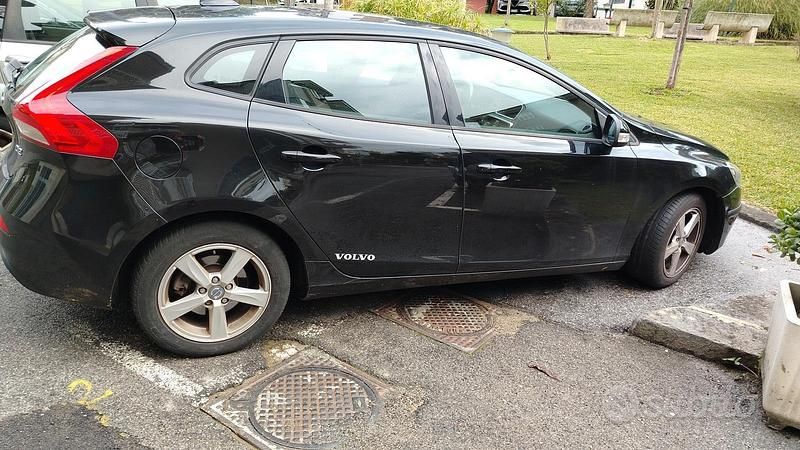 Usata Volvo V40 120 CV (88 kW) 2016 Nero Berlina