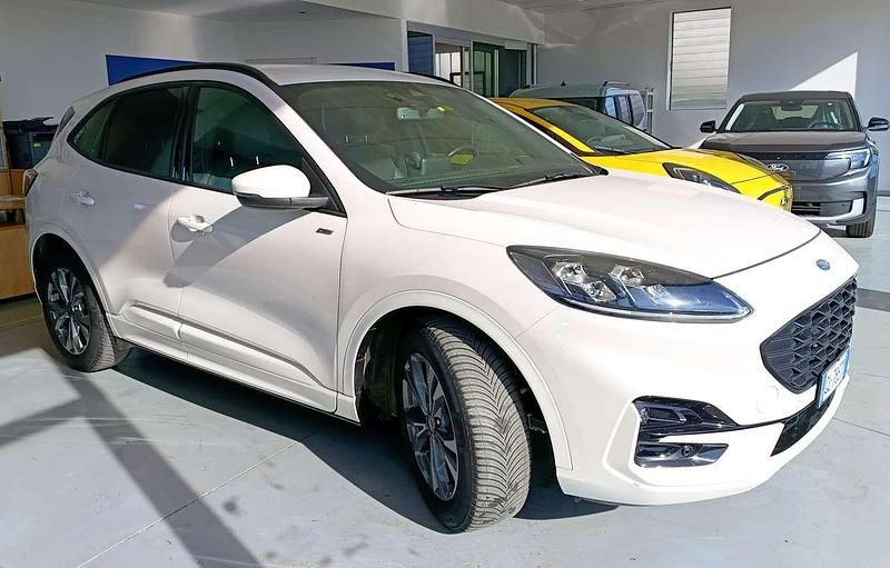Usata Ford Kuga ST-Line X 152 CV (111 kW) 2023 Bianco perlato SUV