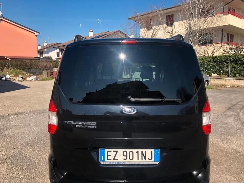 Usata Ford Tourneo Courier Titanium 95 CV (69 kW) 2015 Nero Monovolume