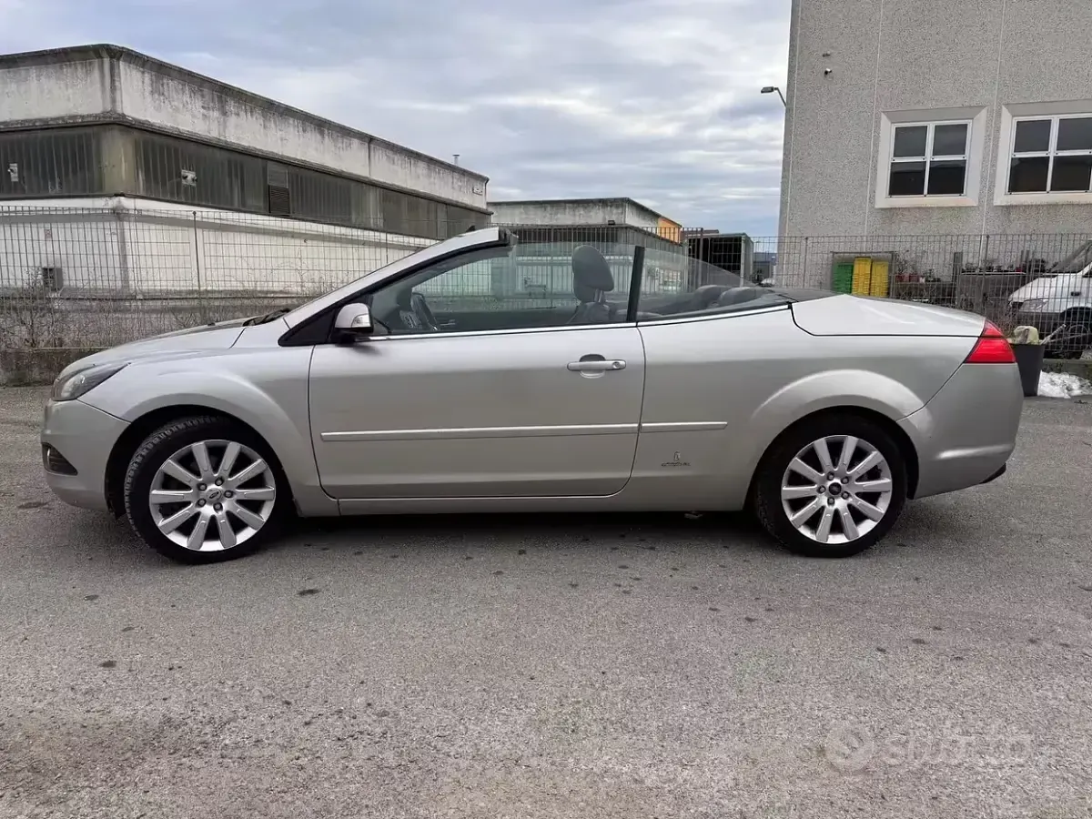 Usata Ford Focus Cabriolet 136 CV (100 kW) 2010 Grigio Cabrio