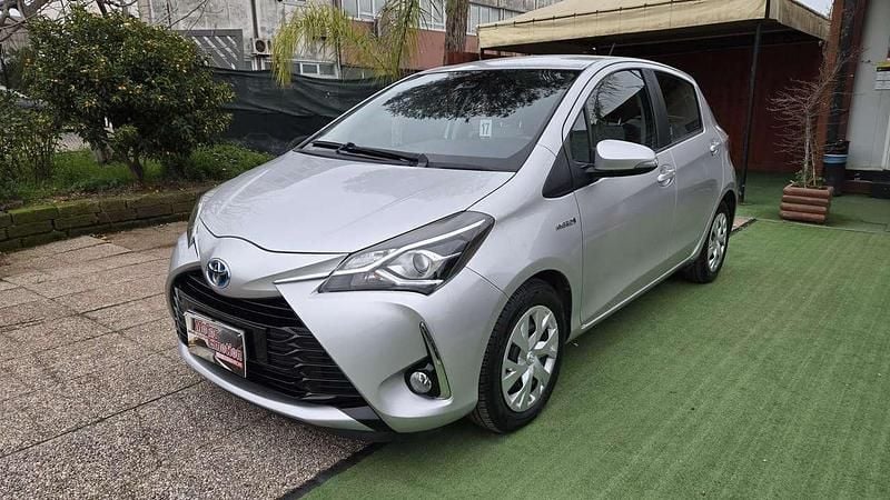 Usata Toyota Yaris Hybrid Active 73 CV (53 kW) 2019 Argento Berlina