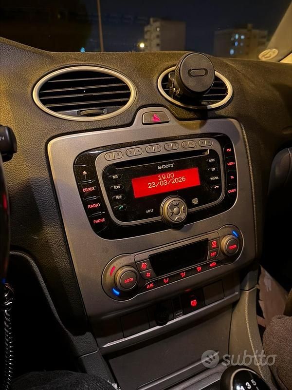 Begagnad Ford Focus 90 HK (66 kW) 2010 Grå Sedan