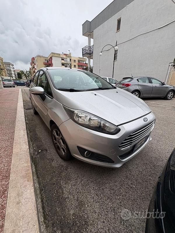 Usata Ford Fiesta 60 CV (44 kW) 2014 Grigio Utilitaria