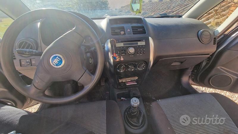 Usata Fiat Sedici 120 CV (88 kW) 2008 Grigio SUV