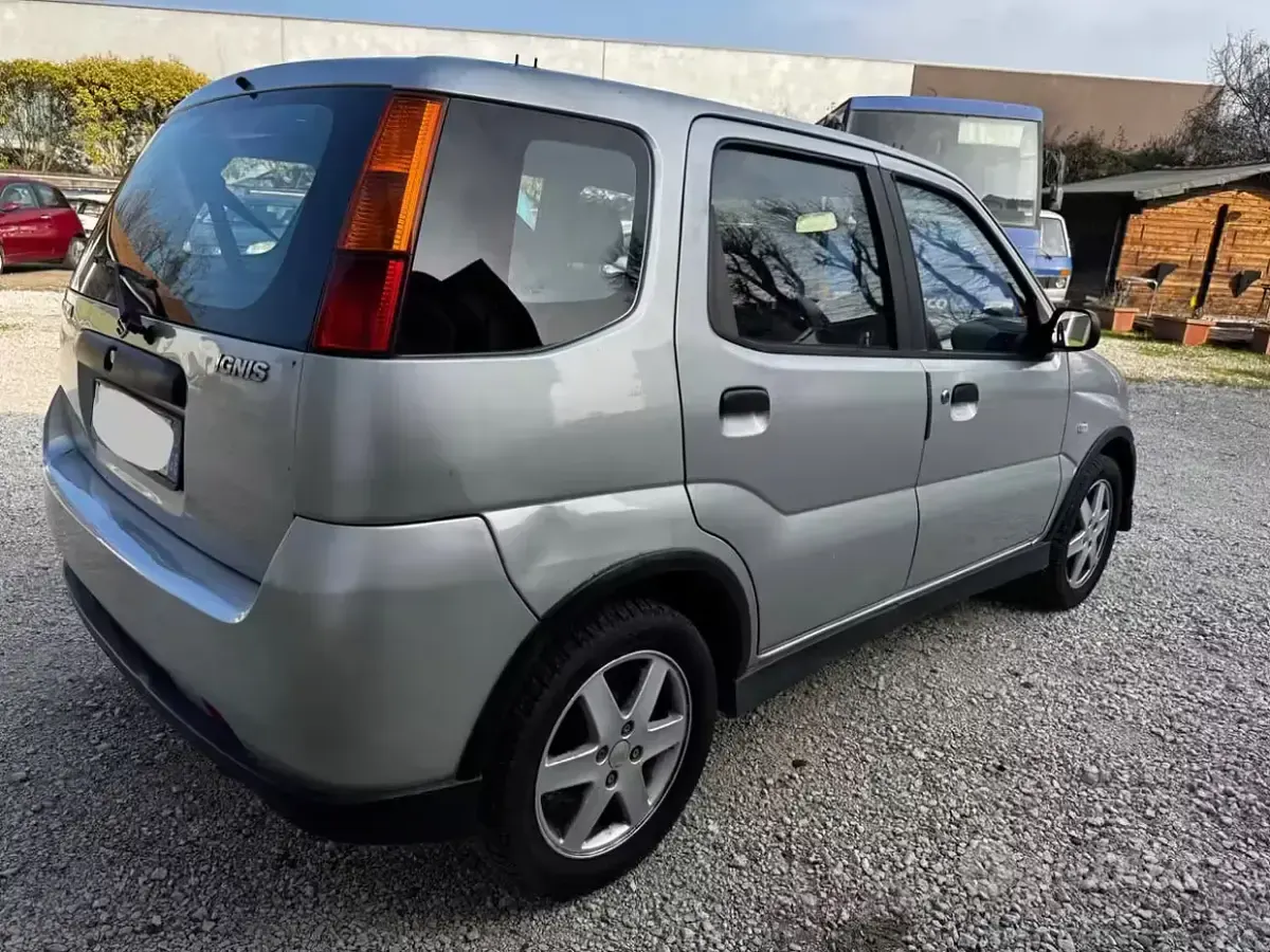 Usado Suzuki Ignis 94 CV (69 kW) 2004 Gris Utilitario