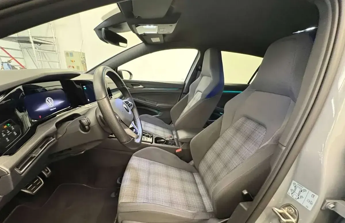 Usata VW Golf VIII GTE 150 CV (110 kW) 2023 Grigio pietra di luna Berlina