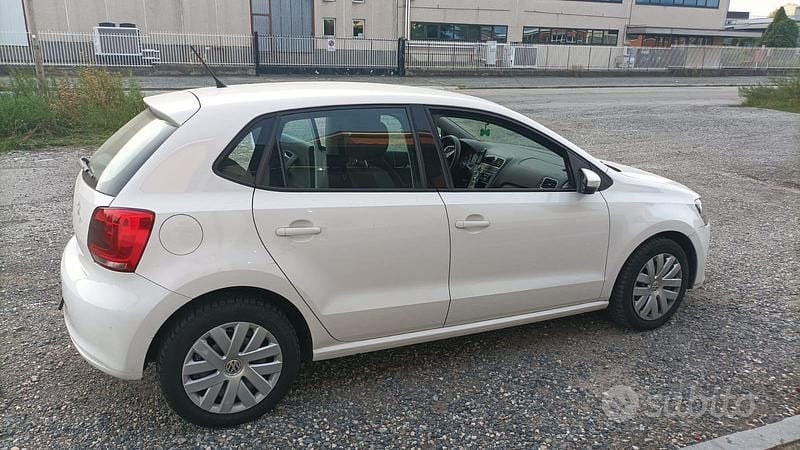 Bianco Usata 2012 VW Polo Due volumi | 7500 € (Buon prezzo) - Immagine 1/4