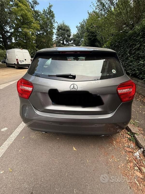 Usata Mercedes A180 122 CV (89 kW) 2015 Grigio Berlina