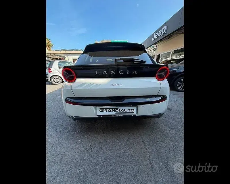 Nuova Lancia Ypsilon 101 CV (74 kW) 2025 Bianco Utilitaria
