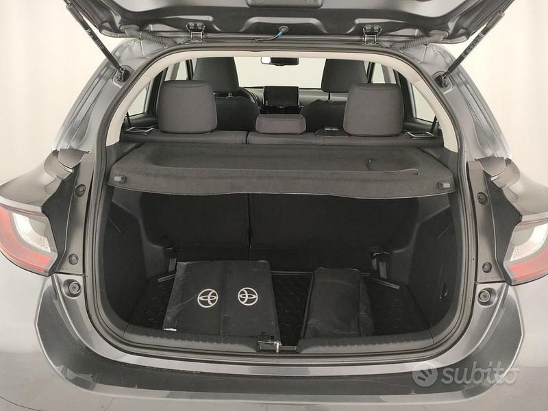 Usata Toyota Yaris Hybrid Active 92 CV (67 kW) 2025 Grigio metall. Berlina