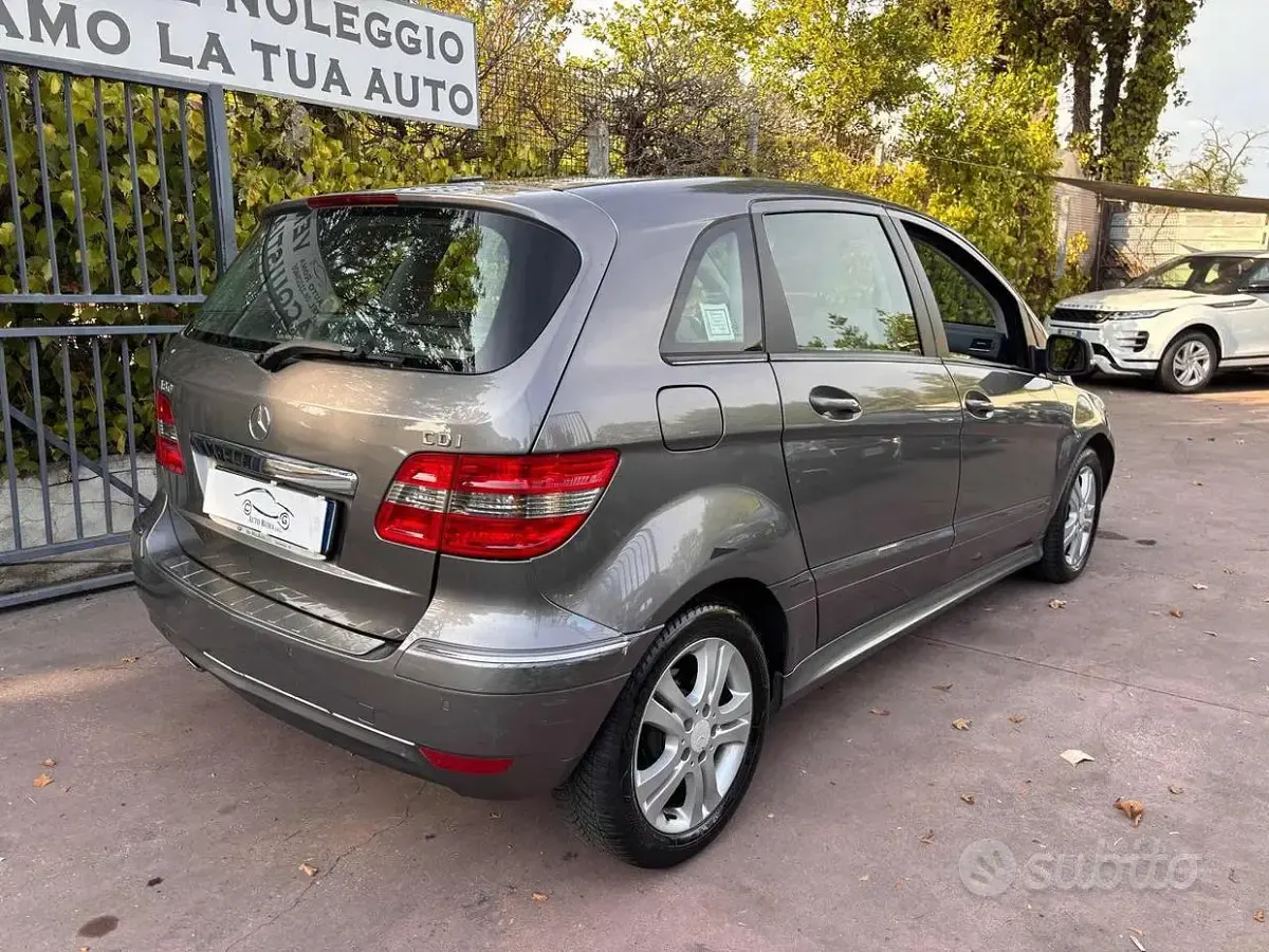 Usata Mercedes B180 Premium 109 CV (80 kW) 2010 Grigio Monovolume