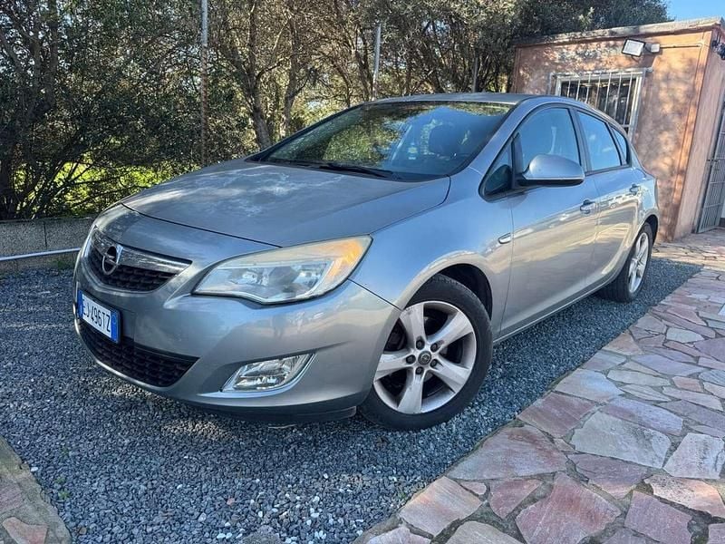 Grigio Usata 2011 Opel Astra Cosmo Tre volumi | 3000 € (Buon prezzo) - Immagine 1/4