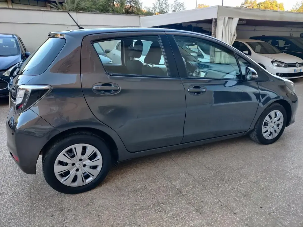 Usata Toyota Yaris Lounge 74 CV (54 kW) 2014 Grigio Utilitaria