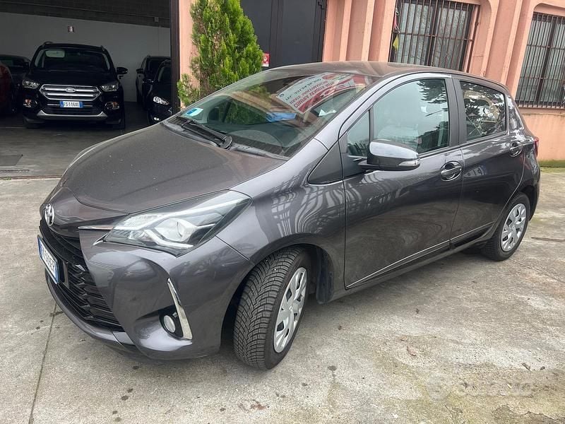 Usata Toyota Yaris Active 69 CV (50 kW) 2017 Grigio Berlina