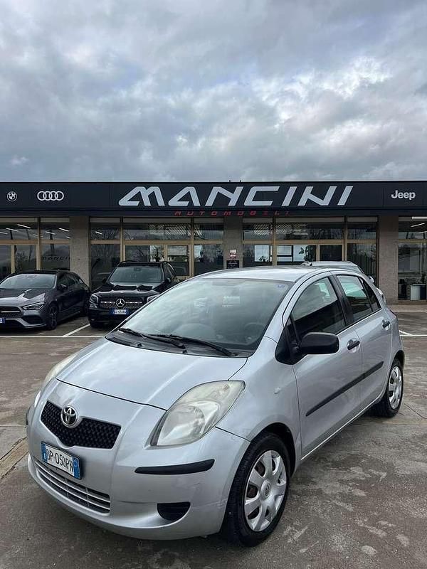 Grigio Usata 2008 Toyota Yaris Tre volumi | 3500 € (Buon prezzo) - Immagine 1/4
