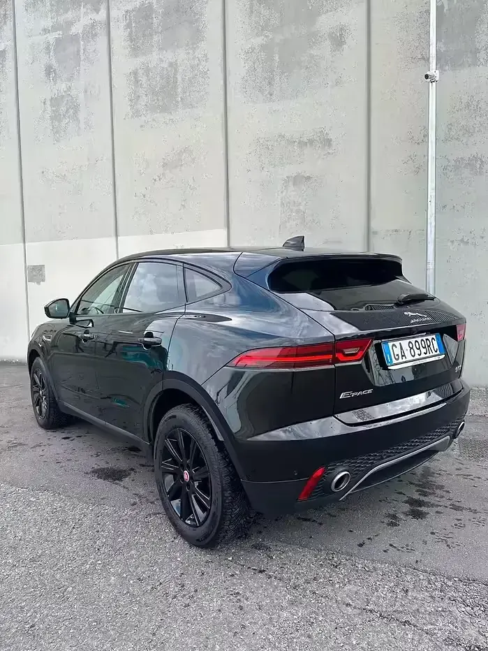 Begagnad Jaguar E-Pace R-Dynamic 150 HK (110 kW) 2020 Svart SUV