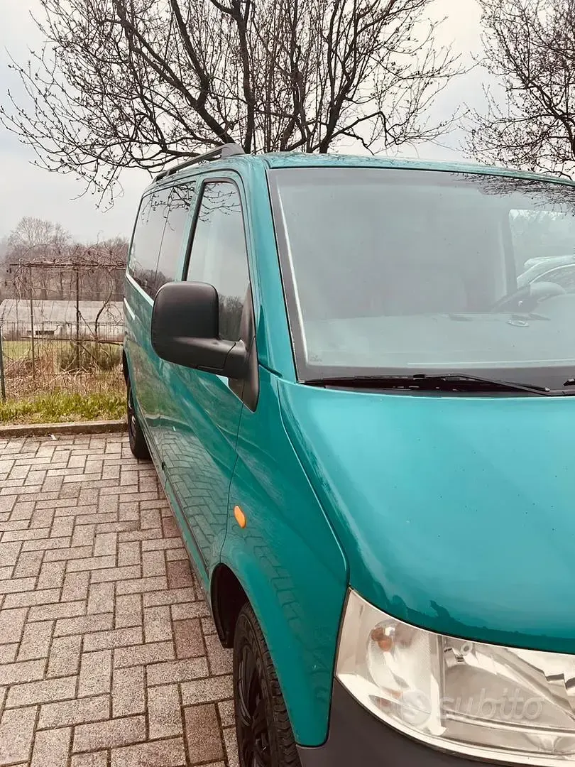 Usata VW Caravelle 131 CV (96 kW) 2006 Verde Furgone