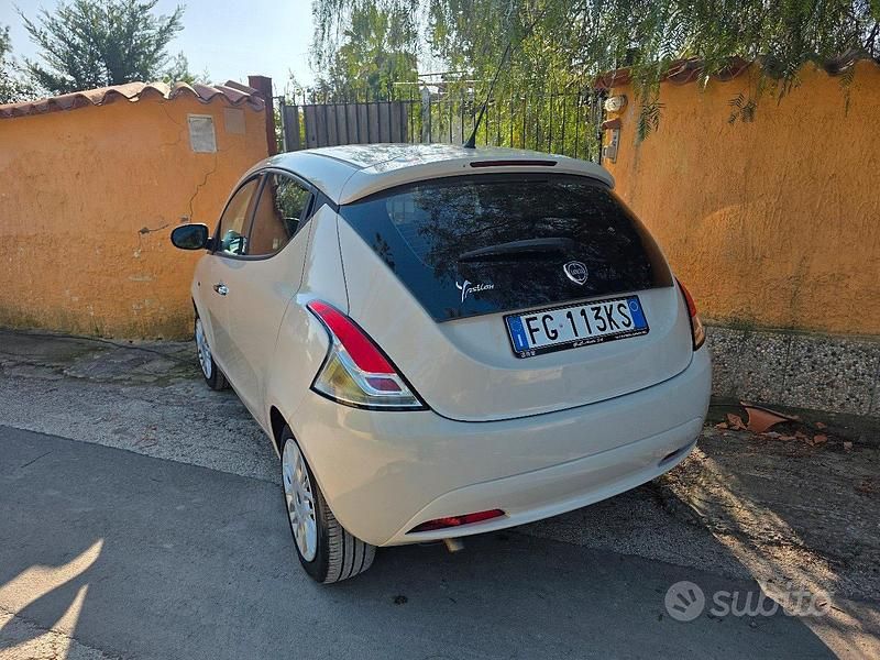 Usata Lancia Ypsilon 95 CV (69 kW) 2016 Bianco Utilitaria
