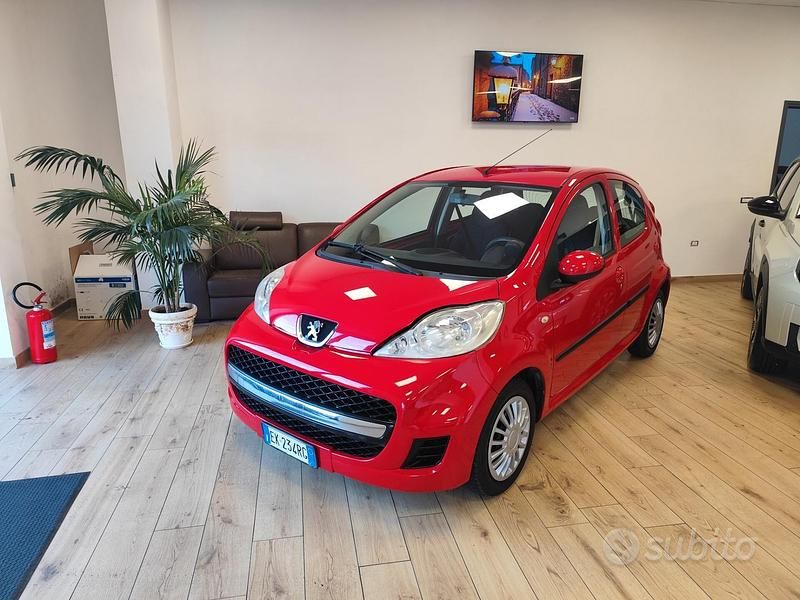 Rosso Usata 2011 Peugeot 107 Allure Due volumi | 6490 € (Cara) - Immagine 1/4