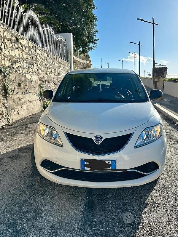 Usata Lancia Ypsilon Silver 95 CV (69 kW) 2016 Bianco Utilitaria