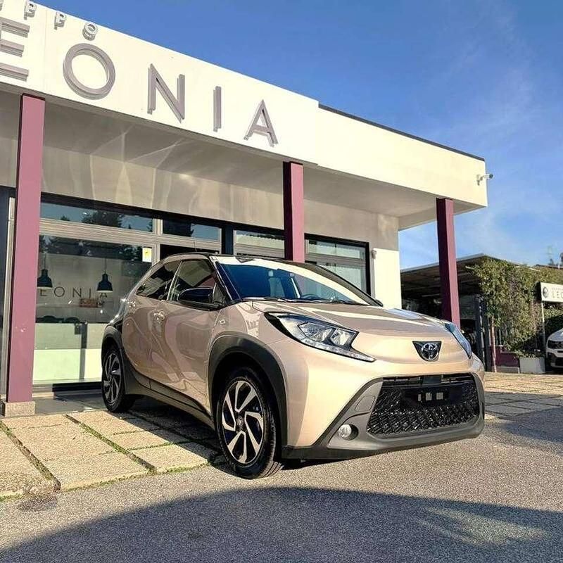 Ginger beige/night sky black Nuova 2025 Toyota Aygo X Team SUV | 15.890 € (Buon prezzo) - Immagine 1/4