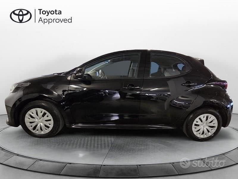 Usata Toyota Yaris Hybrid Active 116 CV (85 kW) 2021 Nero Berlina