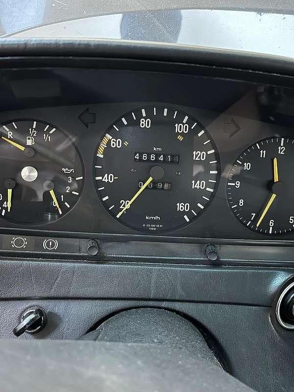 Usata Mercedes 240 72 CV (52 kW) 1984 Marrone Berlina