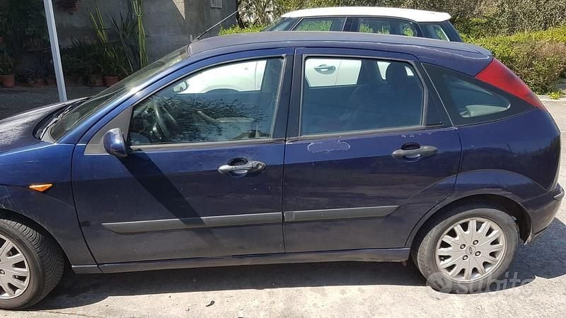 Usata Ford Focus 90 CV (66 kW) 2002 Blu Berlina