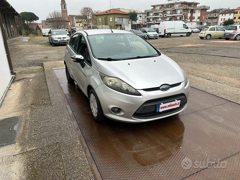 Usata Ford Fiesta 82 CV (60 kW) 2009 Grigio Berlina