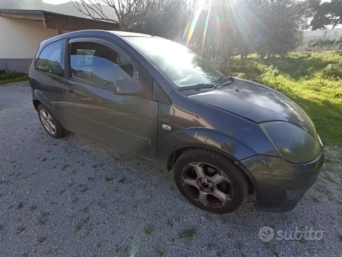 Usata Ford Fiesta 75 CV (55 kW) 2007 Grigio Utilitaria