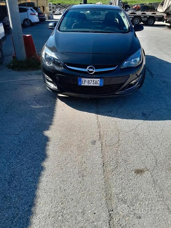Usata Opel Astra 110 CV (80 kW) 2012 Nero Berlina