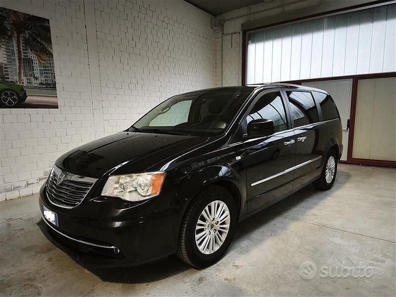 Usata Lancia Voyager Gold 163 CV (119 kW) 2012 Nero Monovolume