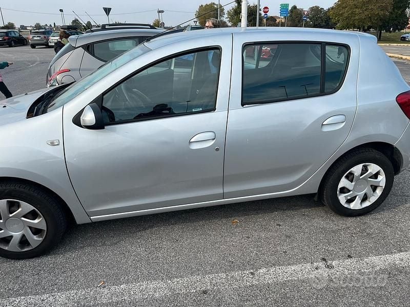 Grigio Usata 2017 Dacia Sandero Due volumi | 7000 € (Ottimo prezzo) - Immagine 1/4