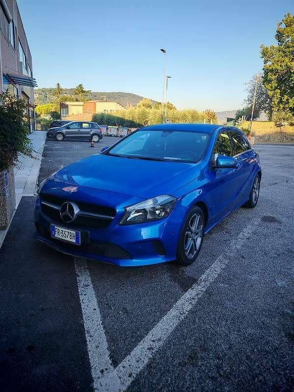 Usata Mercedes A180 109 CV (80 kW) 2016 Blu/azzurro Berlina