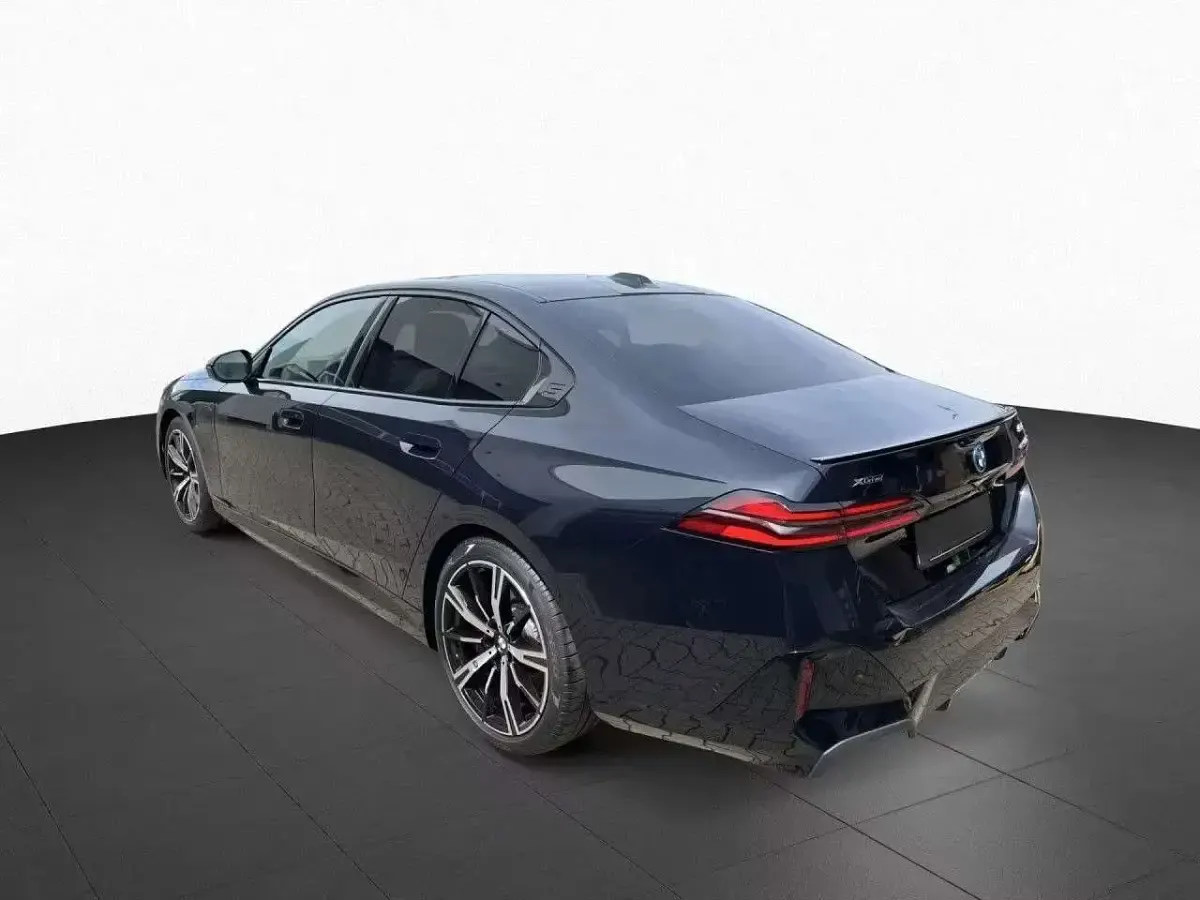 Usata BMW 550e M Sport 489 CV (359 kW) 2025 Carbonschia Berlina