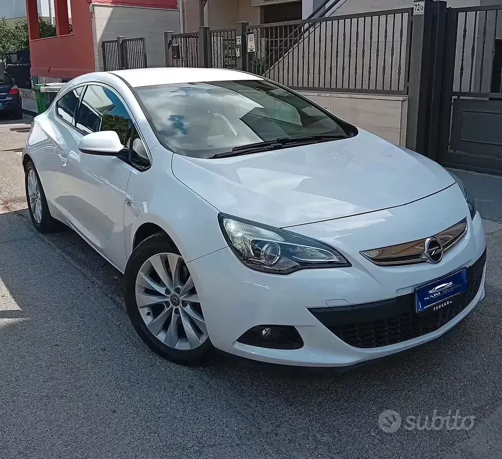 Usata Opel Astra GTC Cosmo 110 CV (80 kW) 2014 Bianco Berlina