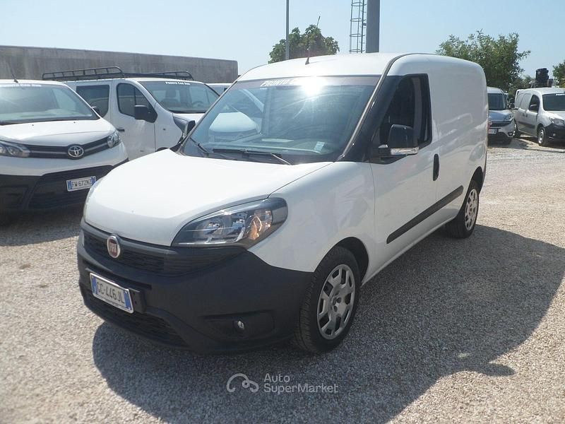 Usata Fiat Doblò 105 CV (77 kW) 2021 Bianco Monovolume