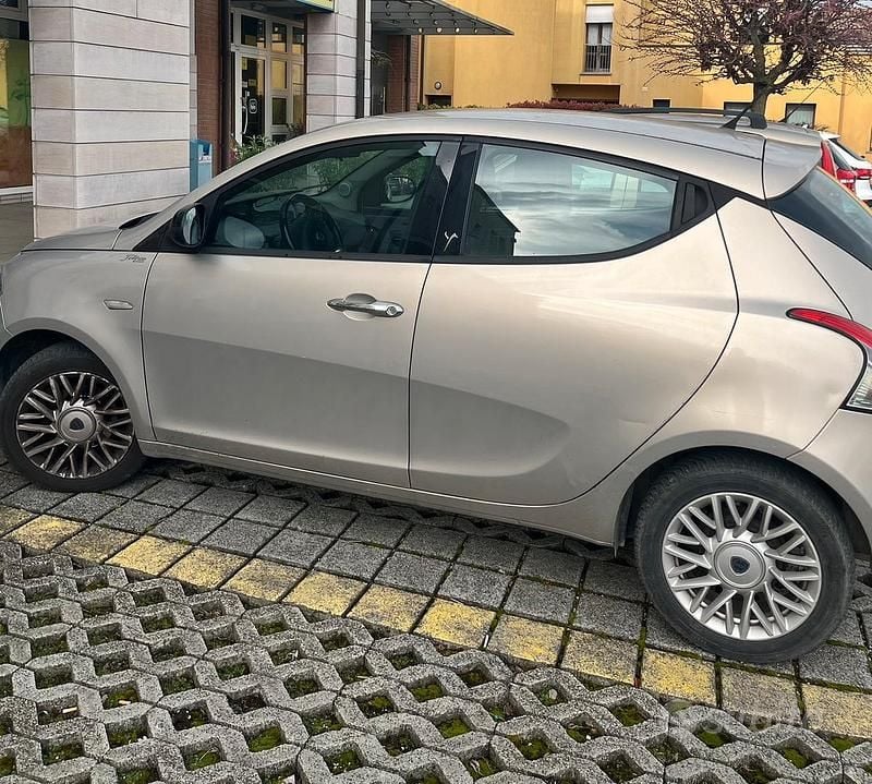 Usata Lancia Ypsilon 60 CV (44 kW) 2015 Utilitaria