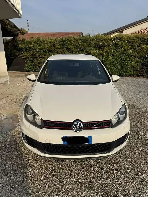 Używany VW Golf VII GTI 220 KM (161 kW) 2014 Biały Sedan/Limuzyna