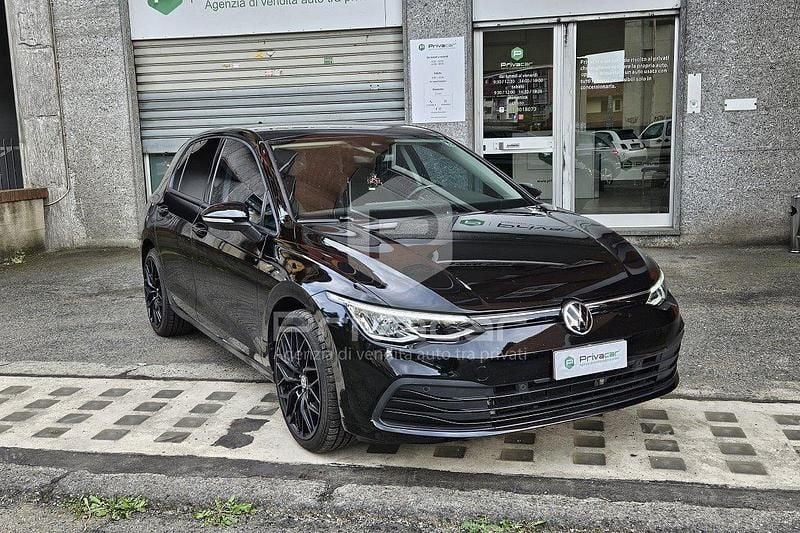 Begagnad VW Golf VIII Life 131 HK (96 kW) 2020 Svart Sedan