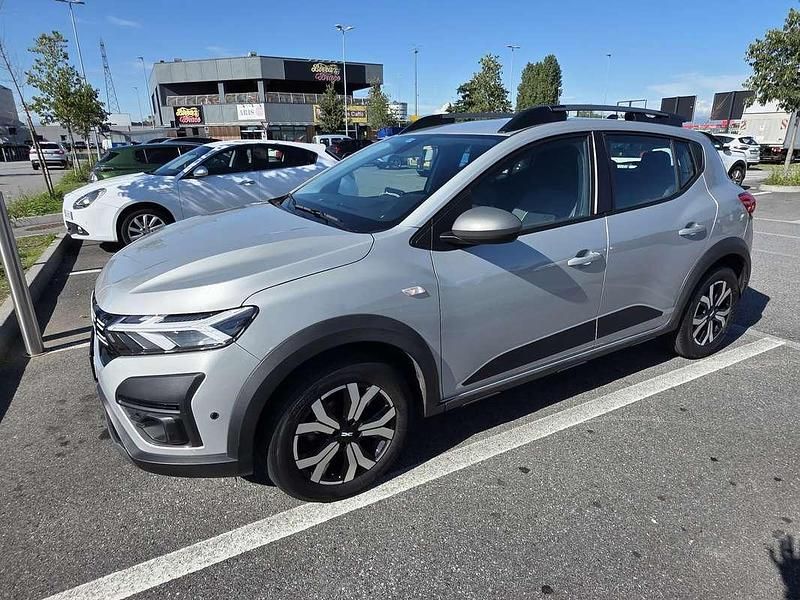 Grigio Usata 2023 Dacia Sandero Expression Due volumi | 15.000 € (Buon prezzo) - Immagine 1/4